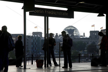 Berlin  Fahrgaeste warten am Bahnhof Friedrichstrasse