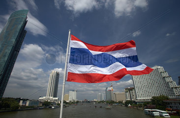 Bangkok  Thailand  thailaendische Flagge weht auf der Somdet Phrachao Tak Sin Bruecke