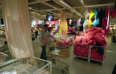 Menschen in einem Ikea-Einkaufszentrum in Spanien