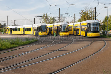 Berlin  Deutschland  Strassenbahnen an der Endhaltestelle Ahrensfelde in der Schorfheidestrasse in Berlin-Marzahn