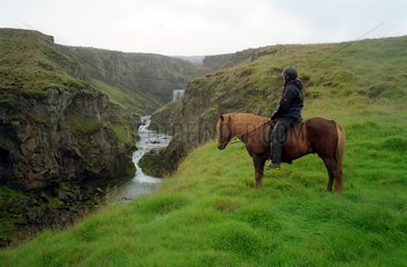 Varmahlid  Reiterin vor Wasserfall