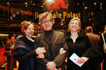 Wim Wenders mit Frau und Ina Weisse (r) auf Berlinale 2005