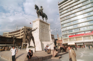 Platz mit einem Reiterdenkmal von Atatuerk in Ankara