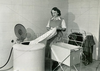 Frau arbeitet im Waschsalon  Muenchen  1950