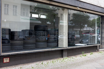 Berlin  Deutschland  Schaufenster eines Reifenhaendlers in der Ostender Strasse in Berlin-Wedding