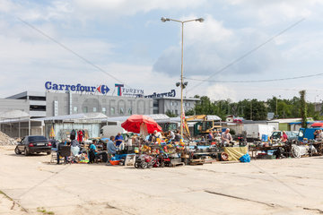 Stettin  Polen  Kunden auf einem Wochenmarkt