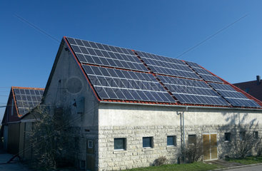 Herboldshausen  Solarmodule auf den Daechern eines Bauernhofes