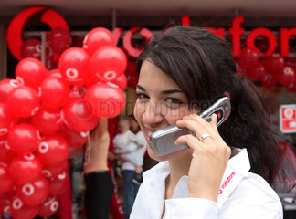 Berlin  Vodafone-Mitarbeiterin telefoniert mit einem Handy