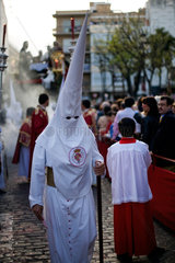 Sevilla  Spanien  ein Glaeubiger im weissen Gewand bei einer Prozession