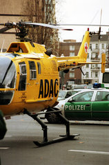 ADAC-Hubschrauber auf einer Strassenkreuzung