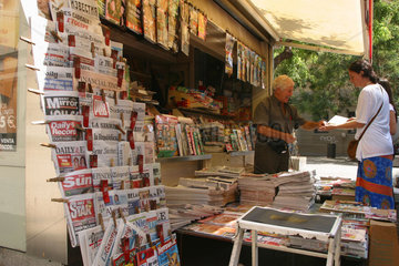 Internationale Zeitschriften an einem Kiosk in Barcelona