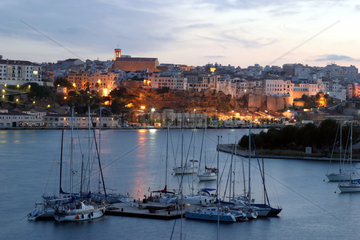 Hafen von Mao auf Menorca