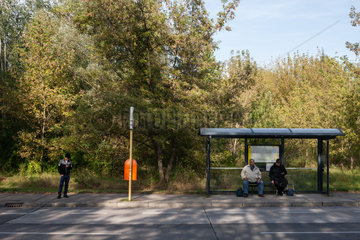 Berlin  Deutschland  Fahrgaeste warten an einer Bushaltestelle am Stadtrand in der Havemannstrasse in Berlin-Marzahn