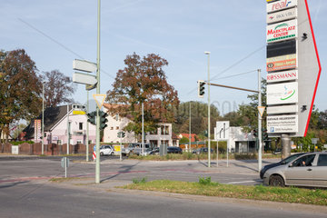Berlin  Deutschland  Werbung an der Strassenkreuzung Stendaler Strasse Ecke Landsberger Chaussee in Berlin-Hellersdorf