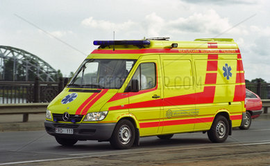 Rettungswagen auf einer Bruecke in Riga  Lettland