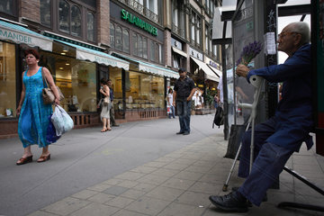 Alter Mann verkauft Veilchen an der Strasse in Budapest
