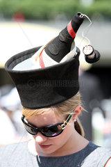 Ascot  Grossbritannien  Frau mit Hut in Form eines Sektkuebels beim Pferderennen