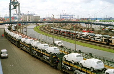 Neuwagen auf einem Gueterzug der DB in Bremerhaven (Import/Export)