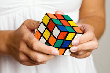 Berlin  Deutschland  eine Frau versucht den Rubik-Wuerfel zu knacken