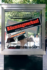 Berlin  Plakat mit der Aufschrift -Raeumungsverkauf wegen Geschaeftsaufgabe-