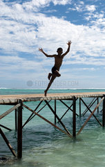 Junge am Strand von La Morne Brabant (Mauritius)