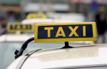 Taxischild auf dem Dach eines Taxis