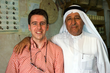 Abu Dhabi  Voelkerfreundschaft. Europaeischer und arabischer Mann im Portrait