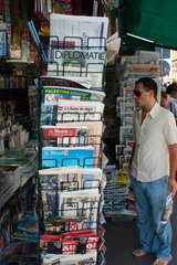 Auslaendische Zeitungen und Zeitschriften angebot vor einem Kiosk in Rom