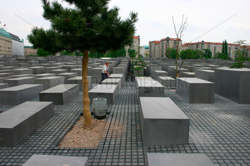 Berlin - Pflasterarbeit am Holocaust Mahnmal