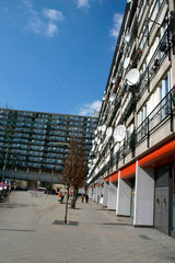Parabolantennen an die Fassade ein Miethaus in Berlin