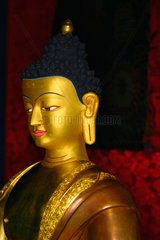 Vergoldet Buddha Figure auf eine Altar
