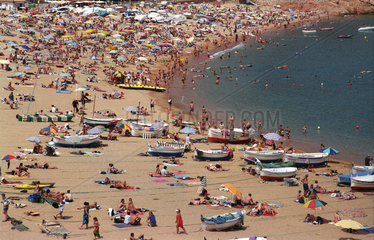 Menschenmassen an der spanischen Costa Brava
