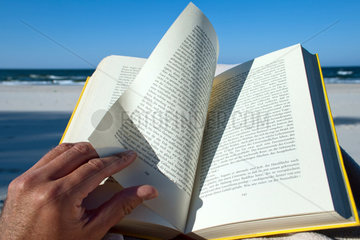 Kussfeld  Polen  Urlauber liest ein Buch am Ostseestrand