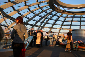 Besucher in dem Reichstagkuppel