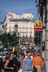 Menschen an der Plaza de la Puerta del Sol in Madrid