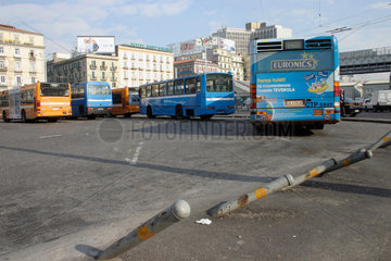Busparkplatz mit Strassenpfeilern