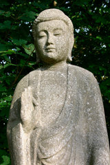 Buddha Statue im Garten des Buddhistische Haus in Frohnau