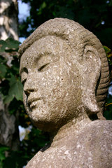 Buddha Statue im Garten des Buddhistische Haus in Frohnau