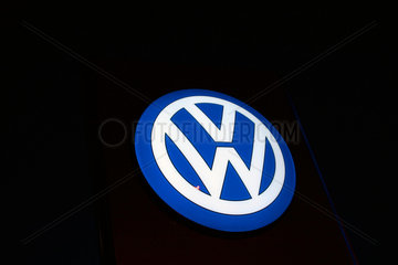 Berlin - VW Firmenlogo vor einem Autohaendler