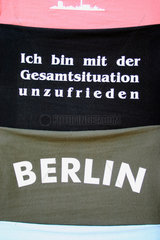Berlin- T-shirt Angebot vor ein Modegeschaeft in Prenzlauerberg