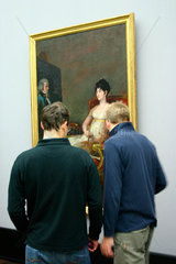 Berlin -Alte Nationalgalerie. Besucher der Goya Ausstellung.