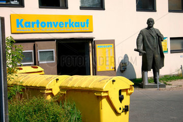 Berlin - Lenin Skulptur auf dem Firmengelaende von Zapf Umzuege.