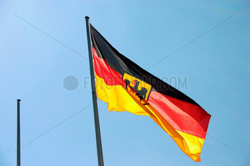 Deutsche Fahne vor der Bundeskanzleramt