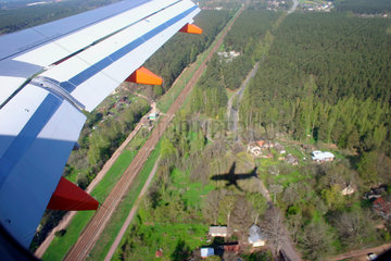 Schatten ein easyJet Flugzeug bei der Ankunft im Riga