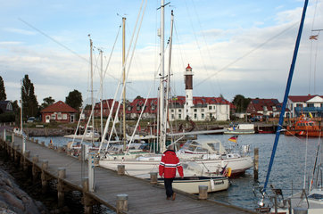 Timmendorf auf der Insel Poel  der Leuchtturm mit Hafen im Vordergrund