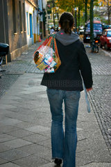 eine Frau mit eine Einkauftasche in Kreuzberg