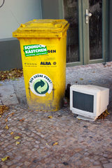 Berlin - Gelbe Tonne neben eine Weggeworfen Monitor
