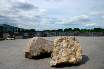 Zwei Steine auf eine Stele des Holocaust Mahnmal
