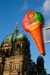 Berlin - Eisdiele vor dem Berliner Dom