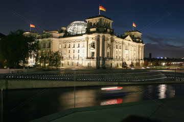 Berlin. Reichstag by night. Blick aus dem Marie-Elisabeth Lueders Haus